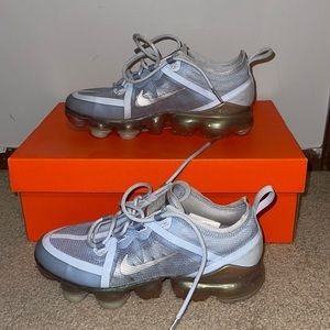 Gray nike vapormax size 5.5y